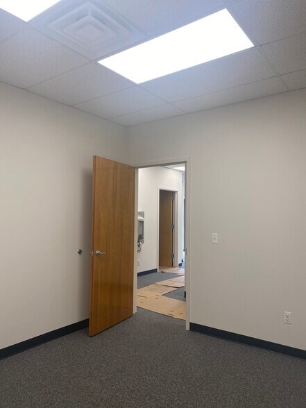 More Photos Of 1320 Lincoln Ave, Holbrook Warehouse For Lease
