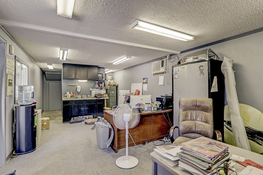 More Photos Of 1125 Cloverleaf St, Houston Industrial For Sale