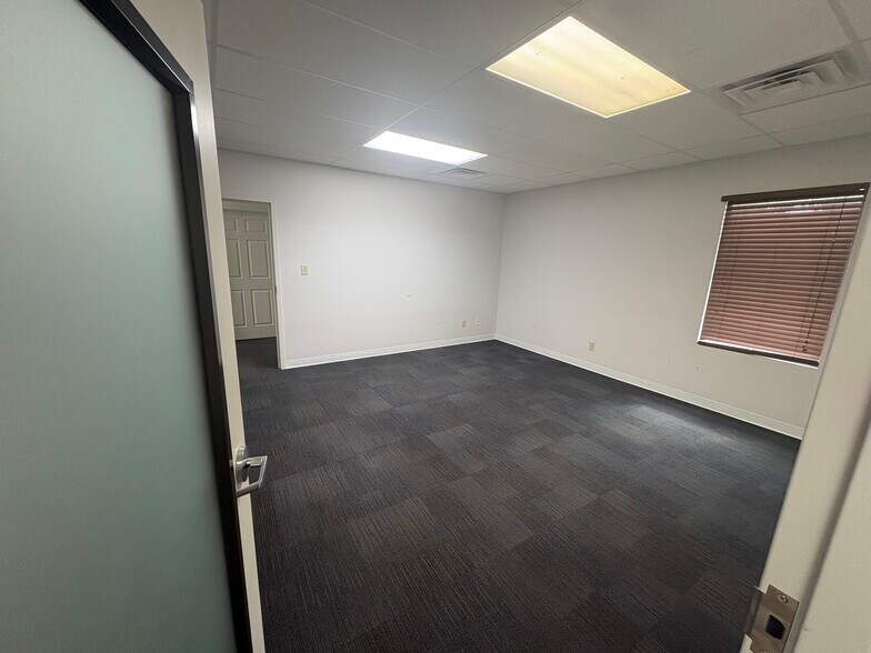 More Photos Of 3015-3019 Greystone Sq, Jackson Medical For Lease