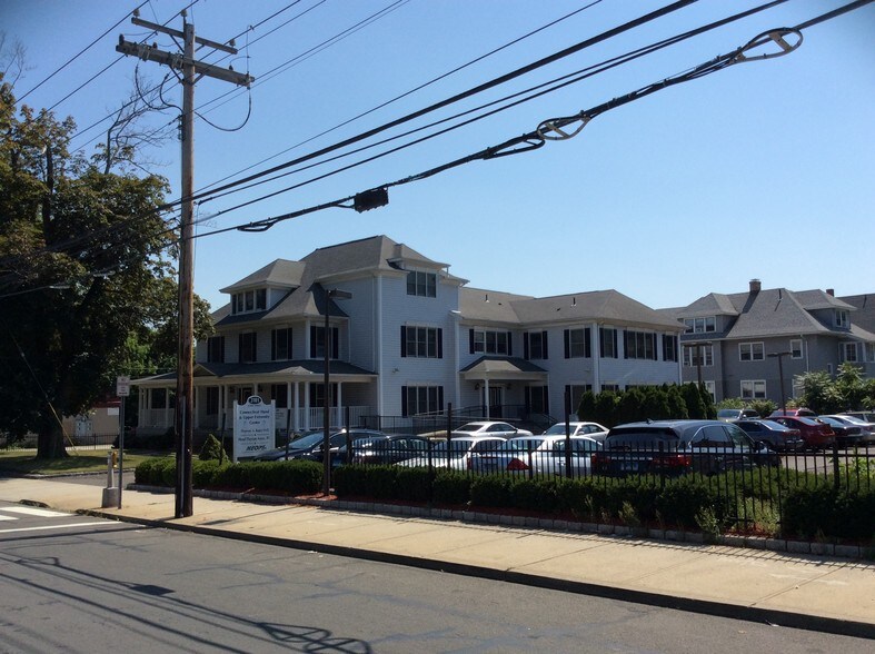 More Photos Of 3101 Main St, Bridgeport Medical For Lease