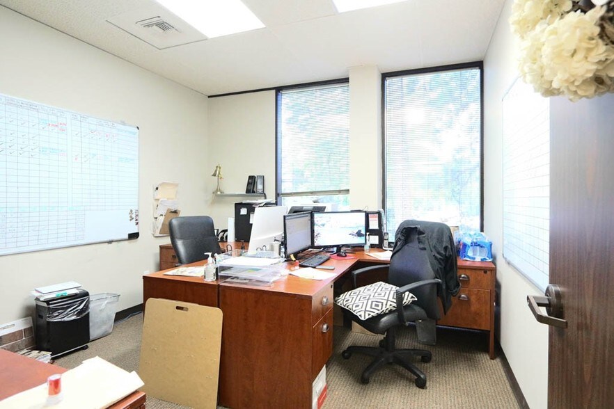 More Photos Of 2020 N Loop Fwy W, Houston Office For Lease