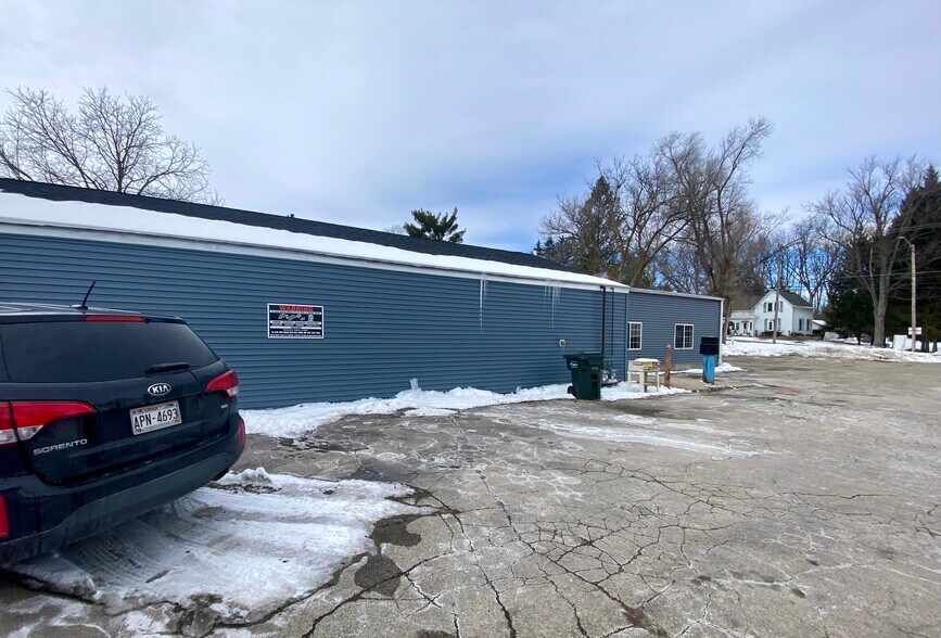 More Photos Of 330-336 E Main St, Twin Lakes General Retail For Lease