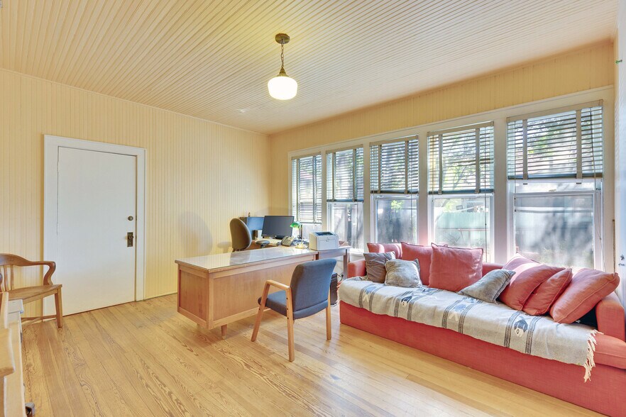 More Photos Of 1006 E Cesar Chavez St, Austin Office For Sale