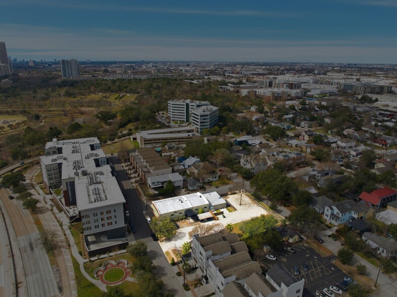 More Photos Of 2020 N Memorial Way, Houston Office For Sale