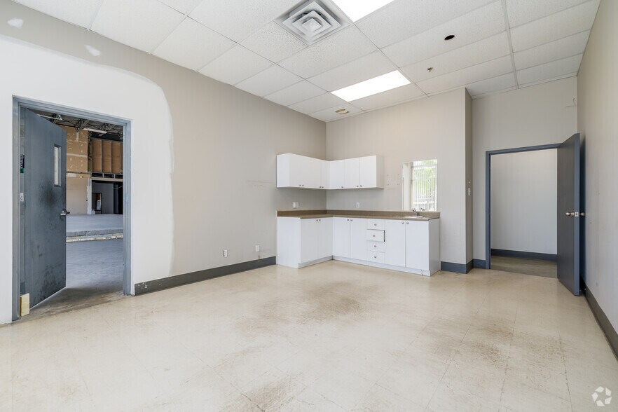 More Photos Of 9175-9225 Boul Langelier, Montréal Warehouse For Lease
