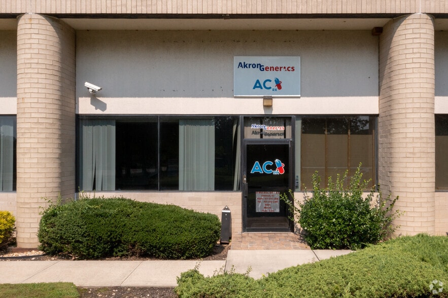 More Photos Of 47 Mall Dr, Commack Warehouse For Lease