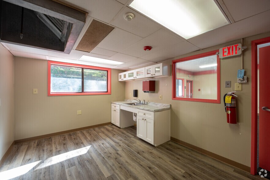 More Photos Of 9330 Nesbit Ferry Rd, Alpharetta Daycare Center For Sale