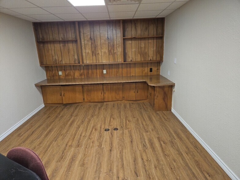 More Photos Of 810 E Main Ave, Robstown Office For Lease