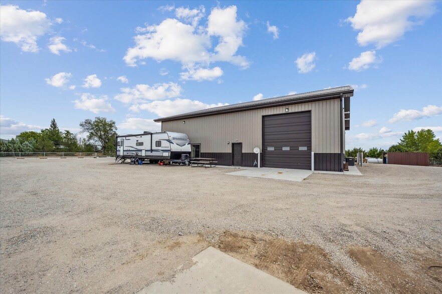 More Photos Of 15181 Shadow Wood St, Brighton Parking Garage For Lease