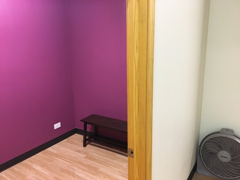 More Photos Of 1017 Davis St, Evanston Storefront For Lease