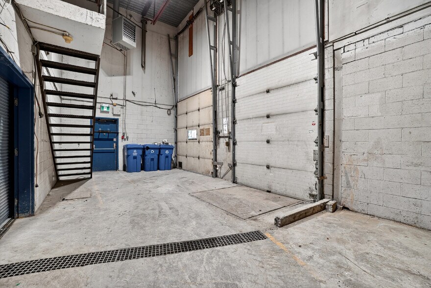 More Photos Of 850 Av Selkirk, Pointe-claire Warehouse For Sale