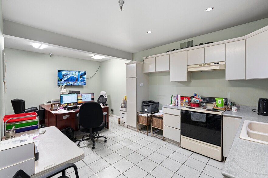 More Photos Of 1920 S Augusta Ct, Ontario Warehouse For Lease