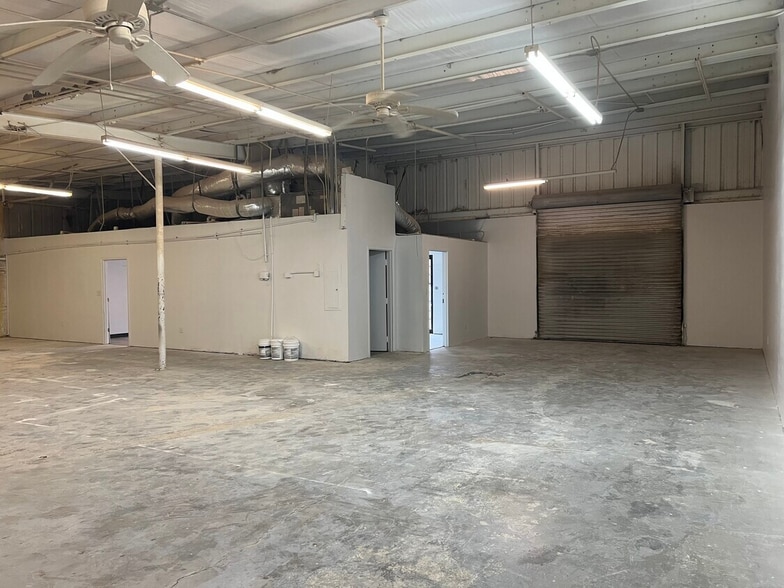 More Photos Of 750-758 Veterans Pky, Jonesboro Showroom For Lease