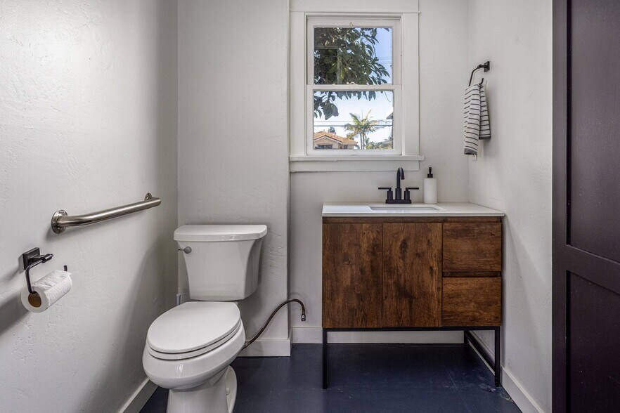 More Photos Of 264 N Coast Highway 101, Encinitas Storefront Retail Office For Sale