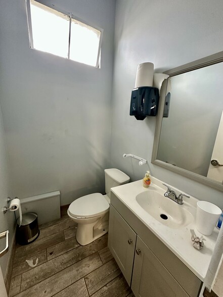 More Photos Of 414 W 9th St, Sanford Office For Sale