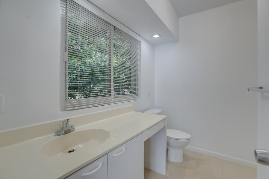 More Photos Of 8 SE 8th St, Fort Lauderdale Office For Sale