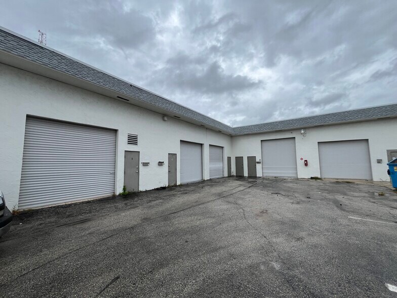 More Photos Of 131 NW 16th St, Pompano Beach Warehouse For Lease