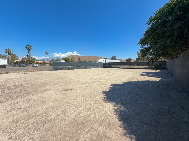 More Photos Of 10051 Mission Blvd, Jurupa Valley Contractor Storage Yard For Lease