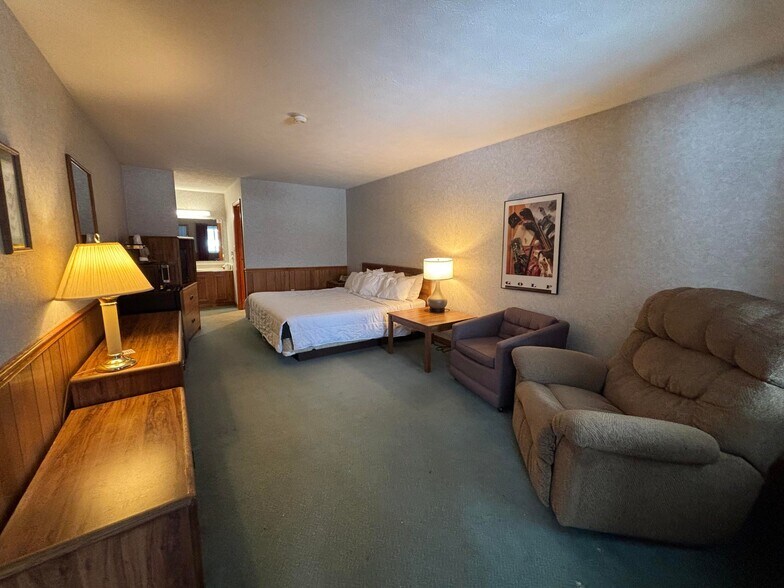 More Photos Of 17089 Boot Jack Rd, Ridgway Hotel For Sale