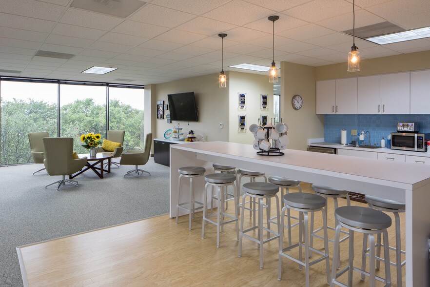 More Photos Of 4560 Belt Line Rd, Addison Medical For Lease