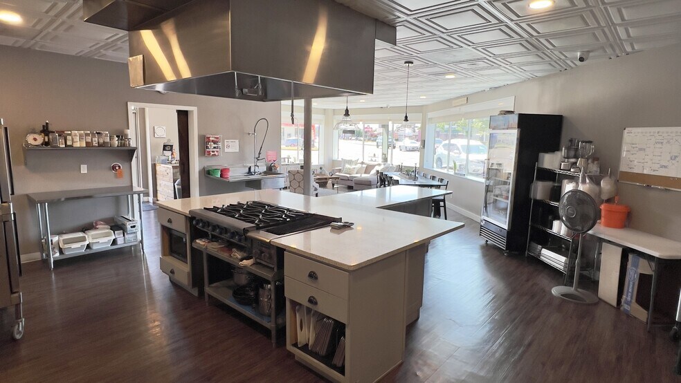 More Photos Of 711 Vandercook Way, Longview Storefront For Lease