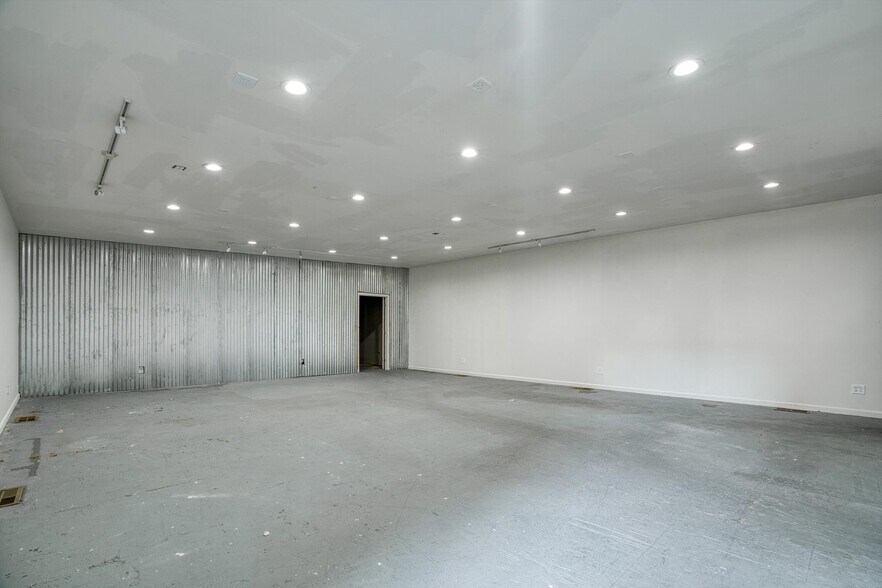 More Photos Of 1125 W Steele Ln, Santa Rosa Freestanding For Lease