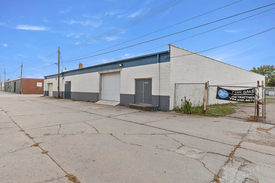 More Photos Of 1056-1060 Southfield Rd, Lincoln Park Freestanding For Lease