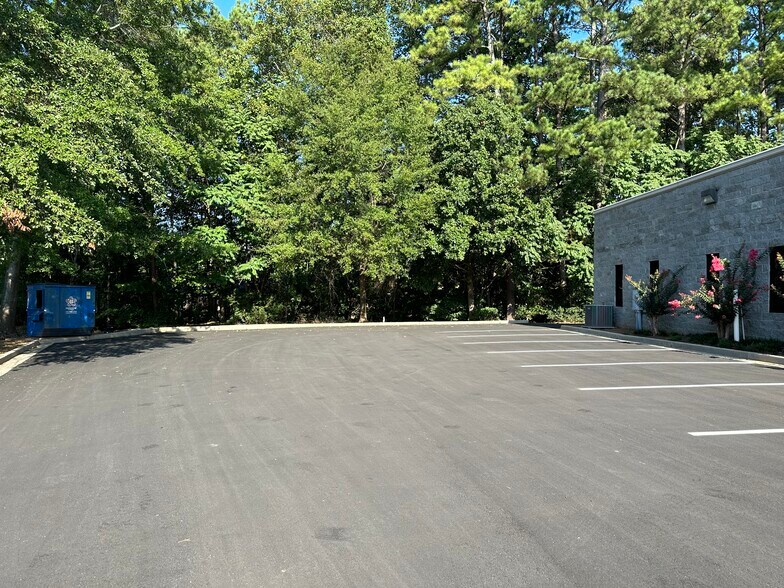 More Photos Of 724 Fairgate Rd, Marietta Light Distribution For Sale