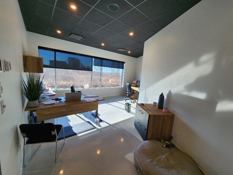 More Photos Of 17990 Rue Des Gouverneurs, Mirabel Distribution For Lease