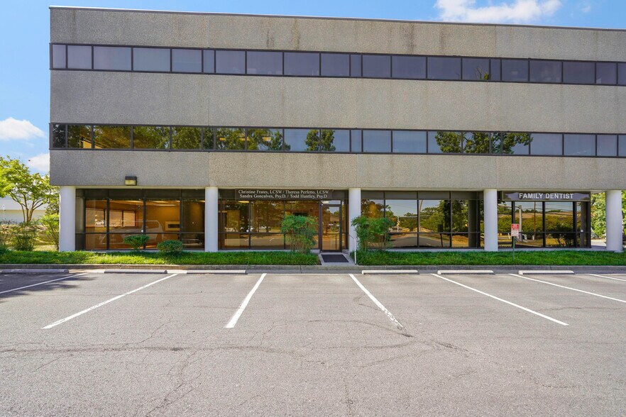 More Photos Of 131 Elden St, Herndon Medical For Lease