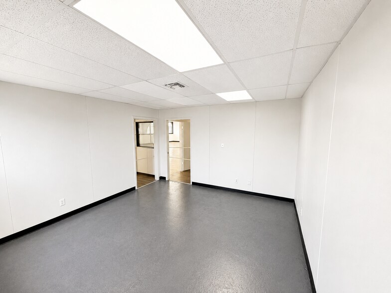 More Photos Of 3911 Woodbury Dr, Austin Warehouse For Lease