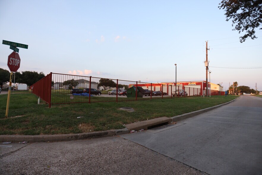 More Photos Of 101 Wells Fargo Dr, Houston Auto Repair For Sale