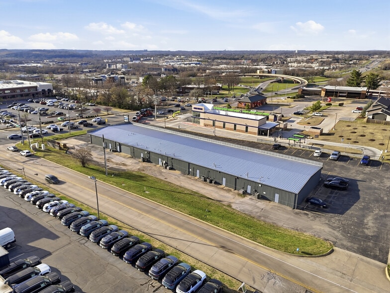 More Photos Of 3416-3422 N College Ave, Fayetteville Unknown For Lease