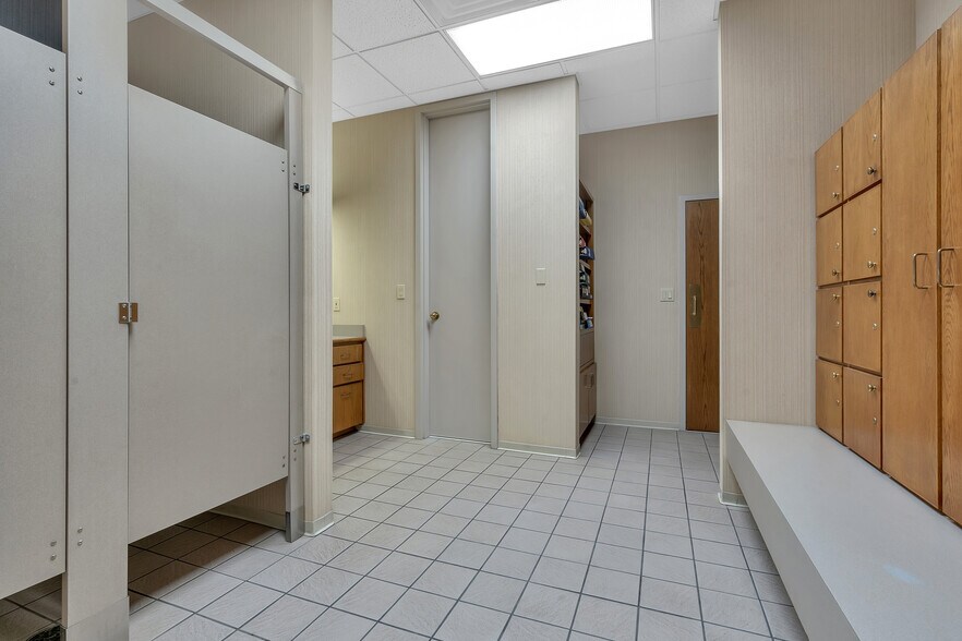 More Photos Of 400 W Houston St, Marshall Office For Sale