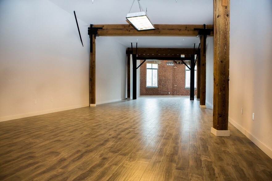 More Photos Of 2079 E 15th St, Los Angeles Flex For Lease