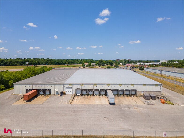 More Photos Of 1136 Dunlop Ln, Clarksville Warehouse For Lease