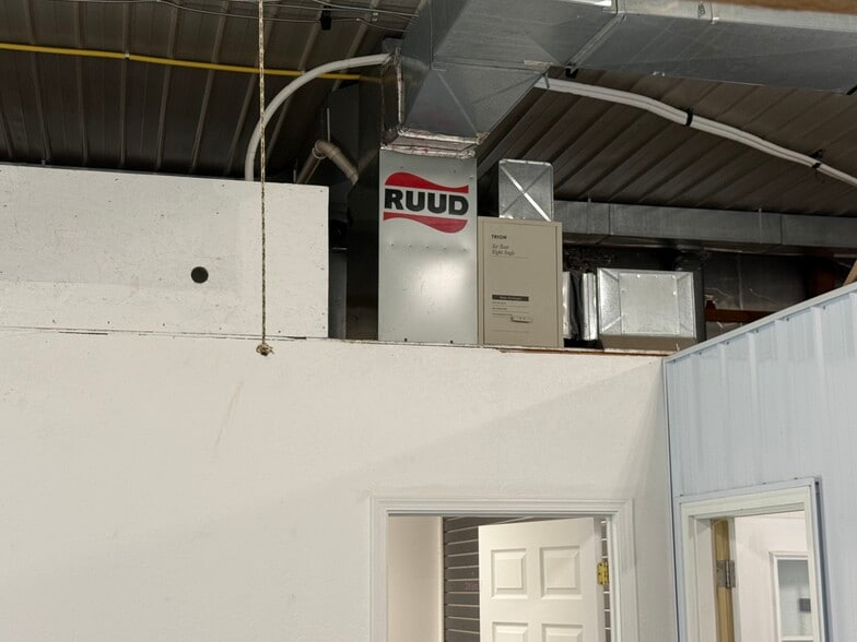 More Photos Of 811 Kim Dr, Mason Warehouse For Lease