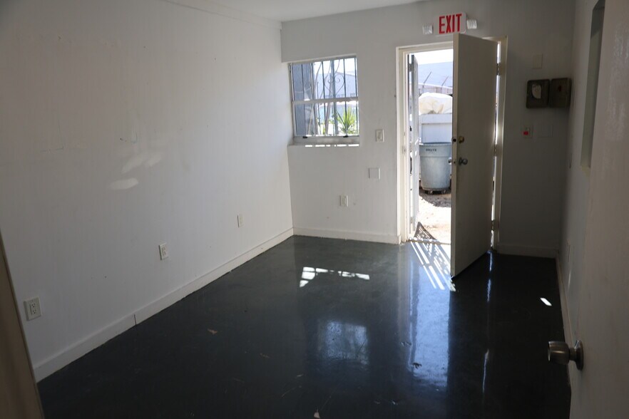 More Photos Of 1847 NW 21st St, Miami Warehouse For Lease