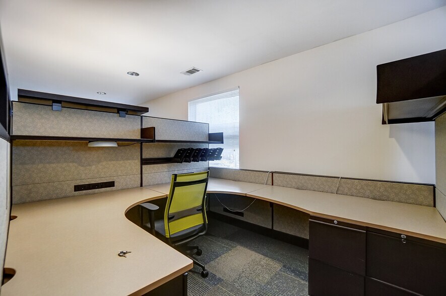 More Photos Of 3925-3927 Brotherton Rd, Cincinnati Office For Sale