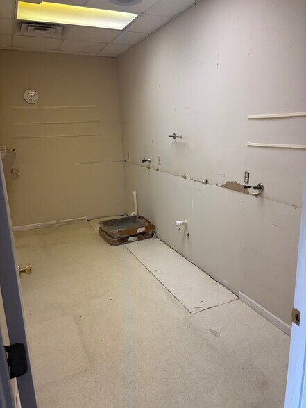 More Photos Of 1557 Lee Hwy, Staunton Office For Lease