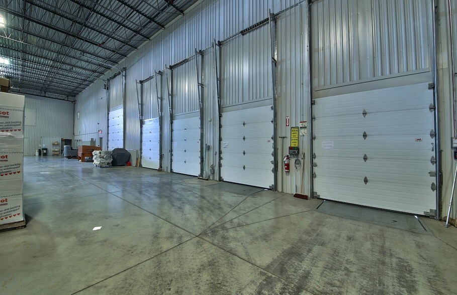 More Photos Of 140 Blvd Industriel, Napierville Warehouse For Sale