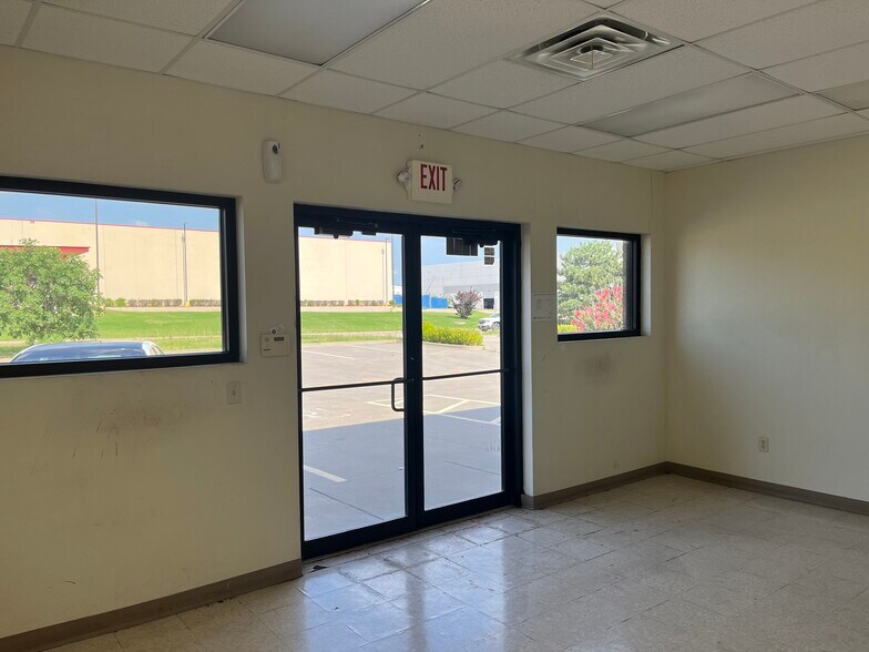 More Photos Of 3140 Melcat Dr, Oklahoma City Warehouse For Lease