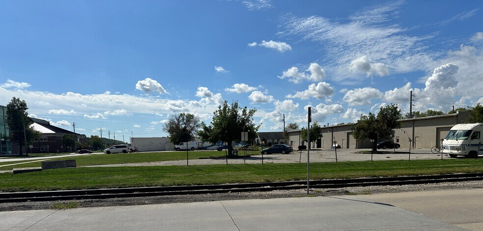 More Photos Of 850-870 S Capitol St, Iowa City Office For Sale