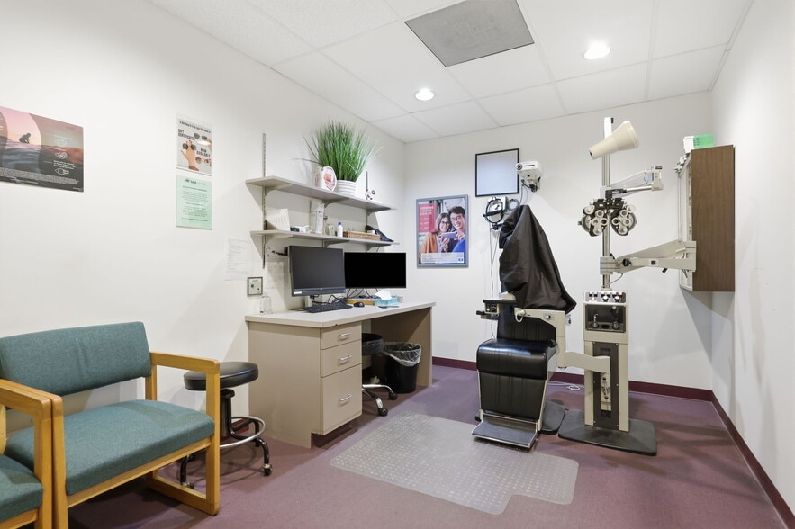 More Photos Of 1568 Woodbourne Rd, Levittown Office For Lease