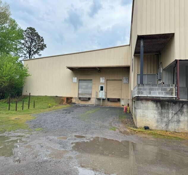 More Photos Of 715 S River Street, Calhoun Warehouse For Lease