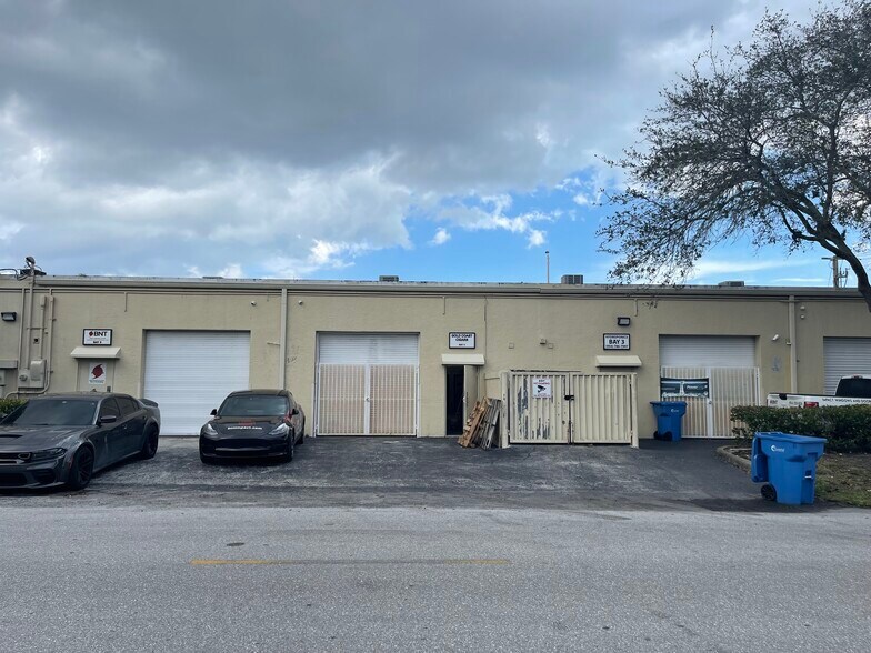 More Photos Of 590 SW 9th Ter, Pompano Beach Showroom For Lease