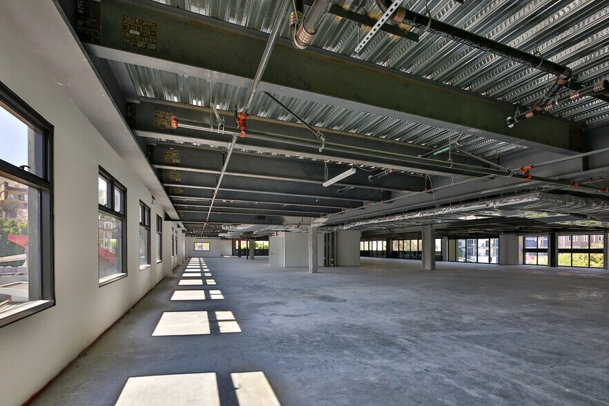 More Photos Of 900 Gayley Ave, Los Angeles Office For Sale
