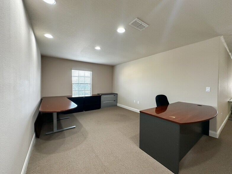 More Photos Of 170 Fitzgerald Rd, Lakeland Office For Lease