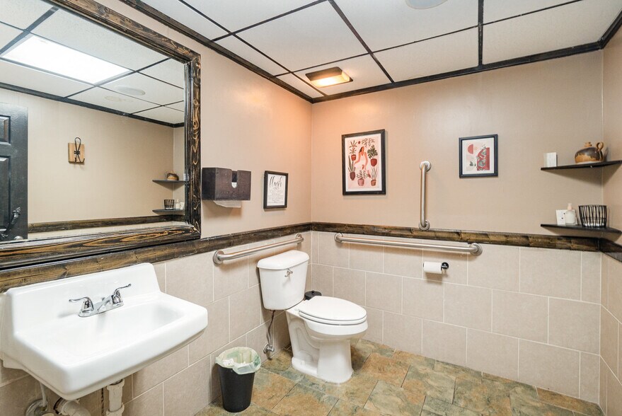 More Photos Of 134 Ashman St, Midland Restaurant For Sale