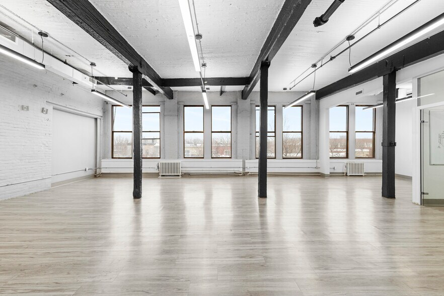 More Photos Of 5425 Rue De Bordeaux, Montréal Office For Sale
